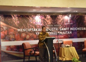 Coordinating Minister for the Economy Darmin Nasution speaks during a Seminar on Creating a Sustainable Palm Oil Industry, at Borobudur Hotel, Jakarta, Wednesday (31/7). (Photo by: Coordinating Ministry for the Economy PR)