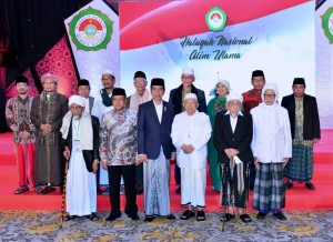 Presiden Jokowi berfoto bersama para ulama peserta Halaqah Nasional Alim Ulama Majelis Dzikir Hubbul Wathon, di Flores Ballroom Hotel Borobudur, Jakarta, Kamis (13/7) malam. (Foto: OJI/Humas)