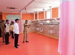 President Jokowi inspects the renovation process of Mataram Regional General Hospital (RSUD) building, NTB Province, on Monday (3/9). (Photo by: BPMI)