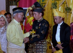 President Jokowi receives the customary title from Deli Sultanate, at Maimun Palace, Medan, on Sunday (7/10). (Photo by: Rahmat/Public Relations).
