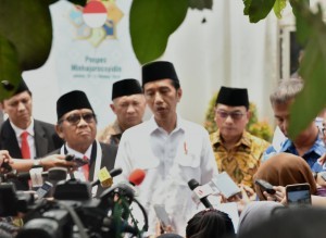 President Jokowi answers questions from journalists after the opening ceremony of the National Working Meeting of the Indonesian Islamic Preaching Institutions (LDII) at Minhajurrosyidin Islamic Boarding School, Pondok Gede, East Jakarta, Wednesday (10/10). Photo by: Rahmat/ Public Relations Division of Cabinet Secretariat.