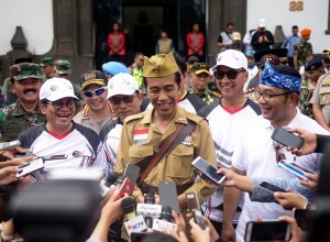 President Joko Widodo delivers his statement to reporters after joining the Gowes Bandung Lautan Sepeda (Fun Bike) at West Java Governors Office, Saturday (10/11). (Photo by: Agung/ PR Division)