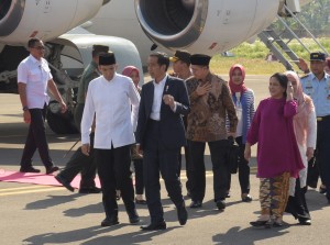 Presiden Jokowi tiba di Bandar Udara Sultan Muhammad Kaharuddin III, Sumbawa Besar, Sumbawa, NTB, Minggu (29/7). (Foto: Humas/Nia).