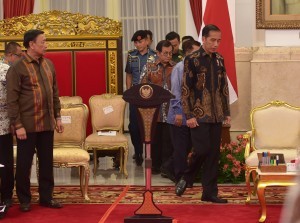 President Jokowi and Vice President Jusuf Kalla enter the State Palace before leading a Plenary Cabinet Meeting, Tuesday (16/10). (Photo by: Rahmat/PR Division)