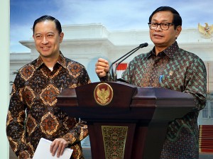 Photo Caption: Cabinet Secretary Pramono Anung delivers a press statement after a Cabinet Meeting on Permits, on Tuesday (23/8), at the Presidential Palace, Jakarta