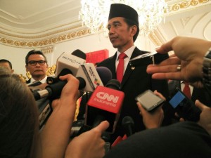 Presiden menjawab pertanyaan para jurnalis usai penganugerahan gelar Pahlawan Nasional, di Istana Negara, Jakarta, Rabu (9/11) siang. (Foto: Humas/Dindha)