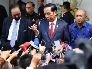 President Jokowi answers reporters questions giving a public lecture at the State Defense Academy of the National Democratic (Nasdem) Party in Jakarta, Sunday (16/7).