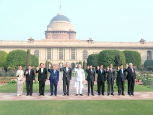 President Jokowi poses in a group photo with the Heads of State/ Heads of Government of ASEAN countries at the Rasthrapati Bhawan, on Thursday (25/1)