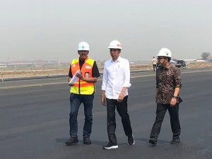 President Jokowi accompanied by Minister of State Secretary Pratikno, inspects third runway constrution progress at Soekarno-Hatta Airport, Tangerang, Banten, Friday (21/6). (Photo by: IST)