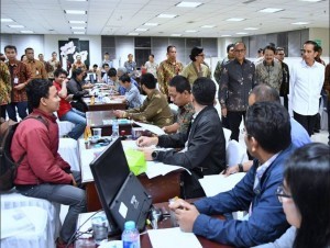 President Jokowi, accompanied by Finance MinisterSri Mulyaniand a number of high-ranking officials, conducts an inspection on the last day of the implementation of the first round of the Tax Amnesty Program at the Head Office of the Tax General Office, Jakarta, Friday (30/9). (Photo by: Bureau of Press and Media)