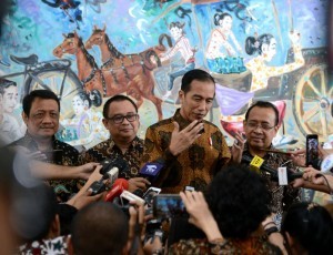 President gives a statement to journalists at the Ministry of State Secretariat Main Building, Jakarta, Friday (23/3).