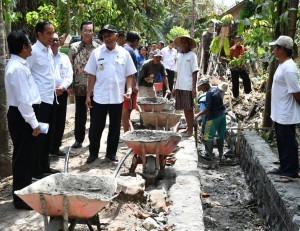 President Jokowi inspects irrigation channel of Klontongan Dam, a project funded by village funds, in Sendangtirto Village, Sleman Regency, Wednesday (29/8). (Photo by: BPMI Setpres).