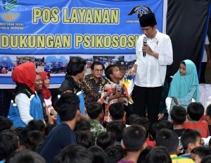 President Jokowi interacts with affected children at Gunung Sari Sub-district, West Lombok, Sunday (2/9). (Photo by: BPMI).