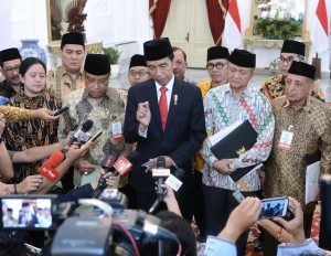 President Jokowi, accompanied by leaders of Islamic mass organizations, delivers a press statement, at the Presidential Palace, Jakarta, Wednesday (6/9) afternoon. (Photo: Bureau of Press, Media, and Information of Presidential Secretariat)