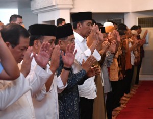 Presiden Jokowi, Wakil Presiden Jusuf Kalla dan sejumlah menteri melaksanakan melaksanakan Salat Gaib di Masjid Baiturrahim, Istana Kepresidenan, Jakarta, Jumat (10/8) siang. (Foto: Setpres)
