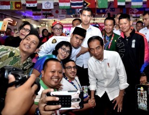 President Jokowi takes a group photo with the athletes on the 2018 Asian Para Games, Wednesday (10/10). (Photo by: BPMI).