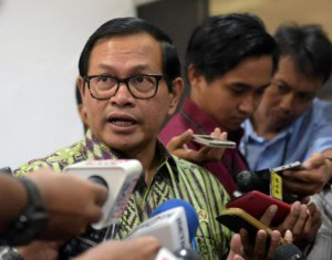 Cabinet Secretary Pramono Anung is responding to the journalists questions on Jakarta Bay reclamation, at Building III Hall of the Ministry of State Secretariat, Jakarta, on Thursday (15/9) morning (Picture: Rahmad/Public Relations Office)