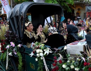 President Jokowi, accompanied by Ibu Iriana Joko Widodo, attends the opening of ASEAN Palace and Indigenous Peoples Festival (FKMA) at Sumenep Square, Madura Island, East Java, Sunday (10/28). Photo by: Rahmat/Public Relations Division of Cabinet Secretariat.
