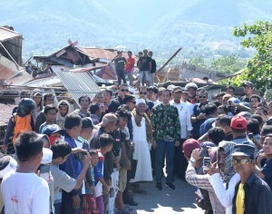 President Jokowi visits several locationsaffected by quake and tsunami, Palu, Central Sulawesi, on Sunday (30/9). (Photo by: BPMI Secretariat of the President)
