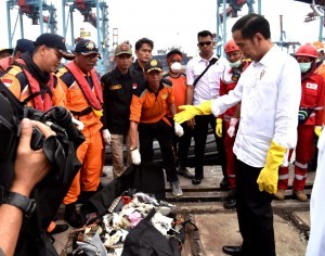 President Jokowi inspects personal goods at Lion Air JT-610 evacuation post at JICT 2, Tanjung Priok, Jakarta, Tuesday (30/10). (Photo by: BPMI)
