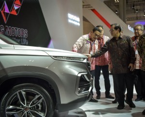 Cabinet Secretary also inspects a car exhibited at the 26th Gaikindo Indonesia International Auto Show (GIIAS) in ICE, BSD, Tangerang, Banten, Thursday (2/8) (Picture: PR Division/ Agung)