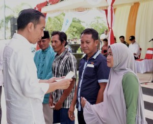 President Jokowi hands over aid for disaster affected residents, at West Sumbawa Regency, West Nusa Tenggara Province, Thursday (18/10). (Photo: BPMI)