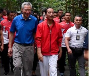 PM Singapura Lee Hsien Loong berjalan bersama Presiden Jokowi menuju lokasi penanaman pohon, di Singapore Botanic Garden, Kamis (7/9) pagi. (Foto: BPMI Setpres)