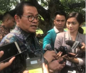 Cabinet Secretary Pramono Anung answers reporters questions at the Bogor Presidential Palace, West Java, Monday (22/10). (Photo by: Shally N/Public Relations Division)