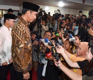Presiden Jokowi menjawab wartawan usai menghadiri buka puasa bersama di rumah dinas Ketua MPR, Jalan Widya Chandra IV Nomor 16, Jakarta Selatan, Jumat (8/6) petang. (Foto: Setpres)