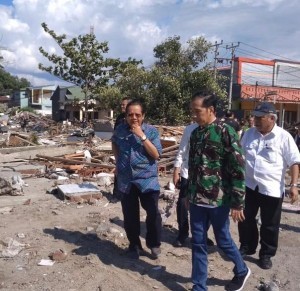 President Jokowi visits disaster-affected area in Palu, Central Sulawesi, Sunday (30/9). Photo by: IST.