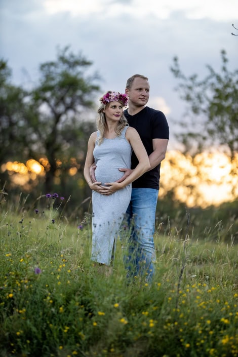 Paar – Babybauchbild im Sonnenuntergang romantisches Babybauchbild im Grünen vor dramatischen Sonnenuntergang Canon EOSR & RF 85mm f/1.2L US