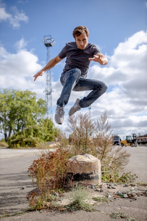 Action Sprung Schauspieler Thomas Stier-Koch Schauspieler Thomas Stier-Koch im Sprung fotografier am erfurter Zughafen mit der Canon EOSR & EF 35mm f/1.4l ii usm