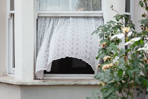 open window to improve indoor air ventilation covid-19