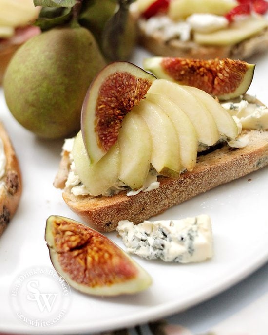 Close up of the figs and blue cheese on sourdough toast.