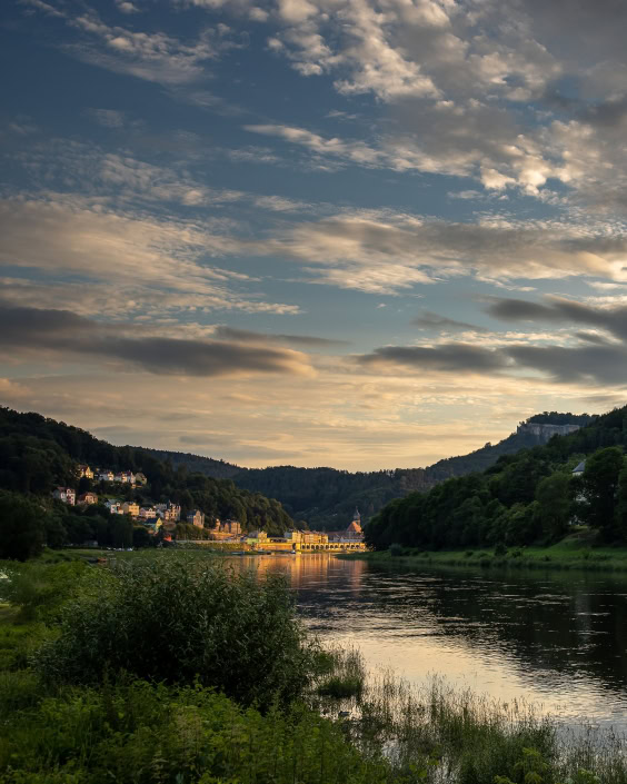 Königstein an der Elbe Königstein an der Elbe ( Sachsen ) im warmen Licht vom Sonnenuntergang Canon EOSR und EF 35mm f/1.4l ii usm