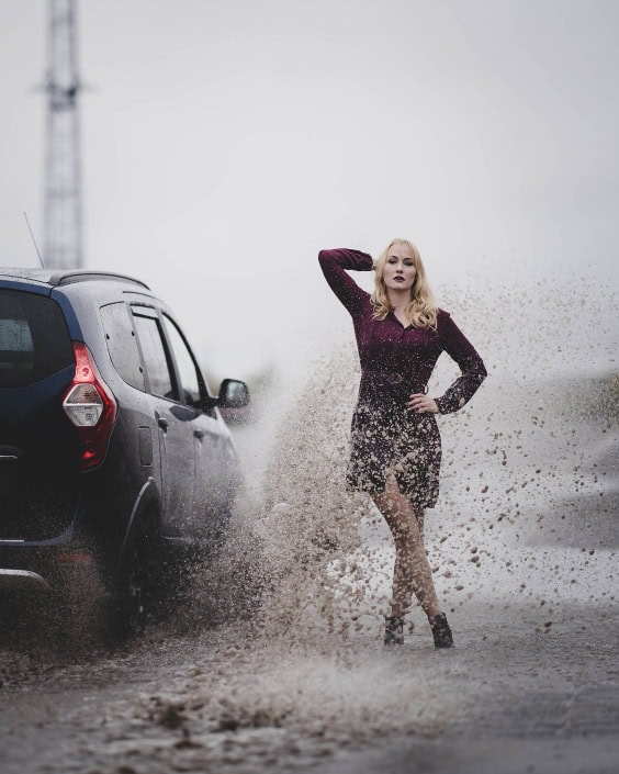 Fashion Portrait mit Action Modefotografie, Model wird von vorbeifahrendem Auto total vollgespritzt Canon EOSR6 & RF 85mm f/1.2L USM