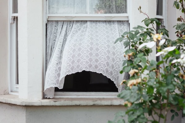 open window to improve indoor air ventilation covid-19