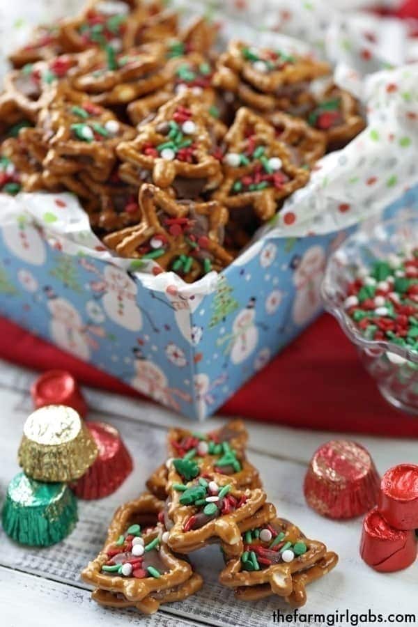 Christmas Pretzel Candy Sandwiches - Two Ways! A little bit sweet, a little bit salty and oh so good! These pretzel candy sandwiches are a sweet treat. #ROLOPretzels #Christmascookies #Christmasdecorationideas #Christmascookies #Christmascookieexchange #Christmascookierecipe #Snacks