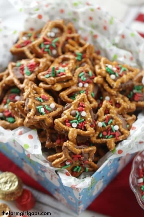 Christmas Pretzel Candy Sandwiches - Two Ways! A little bit sweet, a little bit salty and oh so good! These pretzel candy sandwiches are a sweet treat.
