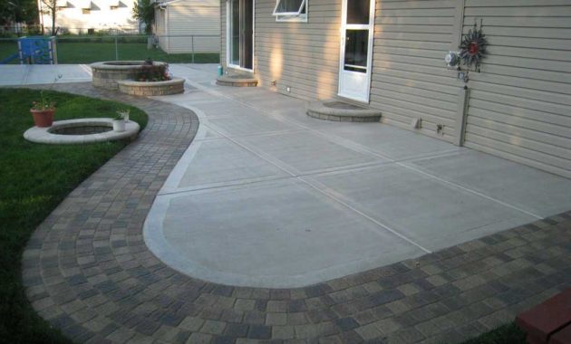 USING MIXTURE OF BAKING SODA AND BLEACH TO CLEAN CONCRETE PATIO