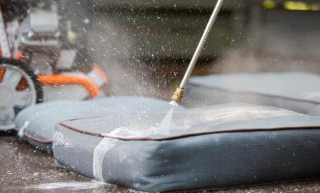 HOW TO CLEAN PATIO CUSHIONS STEP BY STEP USING THE MACHINE