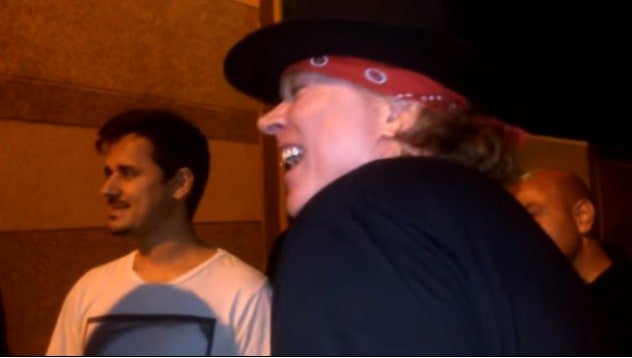 Video: AXL ROSE Meets With Fans After Final AC/DC Rehearsal 1 Video: AXL ROSE Meets With Fans After Final AC/DC Rehearsal Artes & contextos Axl Rosec ACDC
