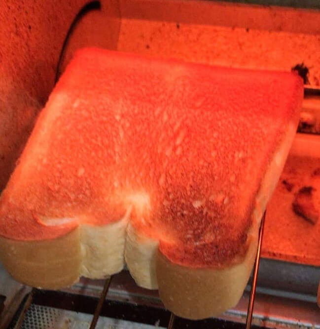 cheese-toast190516_004.jpg STEP1:パンをトースターで半焼き