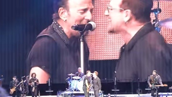 Watch Bruce Springsteen, Bono Perform 'Because the Night' in Dublin - @Rolling Stone 1 Watch Bruce Springsteen, Bono Perform 'Because the Night' in Dublin - @Rolling Stone Artes & contextos Springsteen Bono