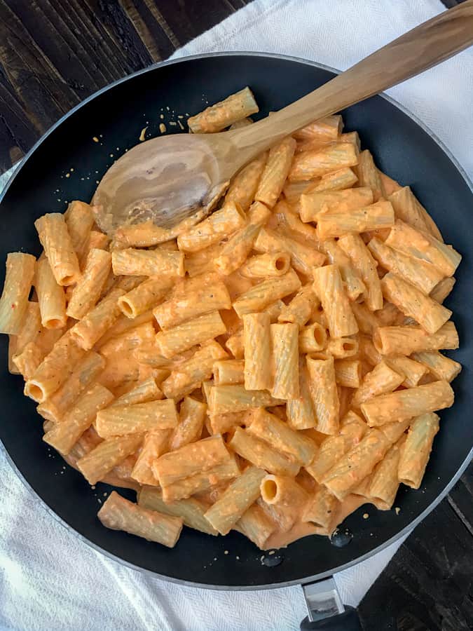 Roasted Red Pepper Rigatoni - an easy-to-make, pale and healthy, yet satisfying, dish that comes collectively with a handful of meals in 20 minutes or less! #rigatoni #pasta #roastedredpepper | https://withpeanutbutterontop.com