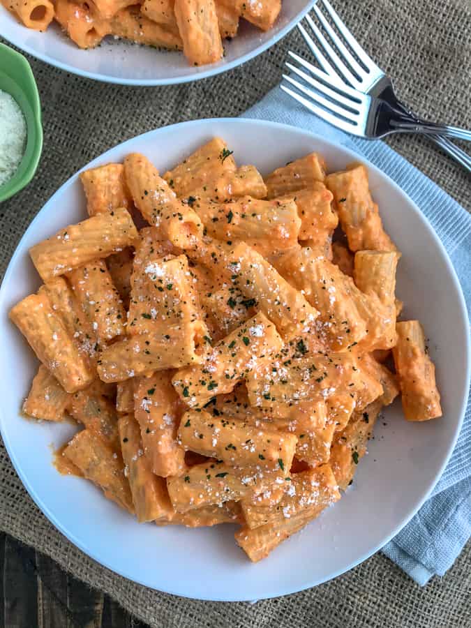 Roasted Red Pepper Rigatoni - an easy-to-make, pale and healthy, yet satisfying, dish that comes collectively with a handful of meals in 20 minutes or less! #rigatoni #pasta #roastedredpepper | https://withpeanutbutterontop.com
