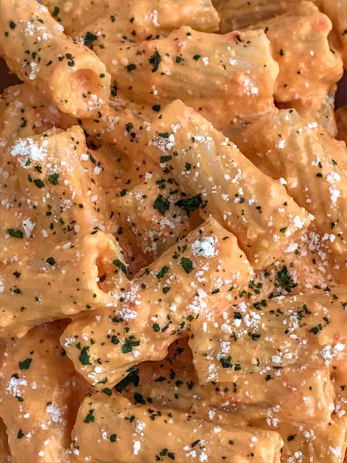 Roasted Red Pepper Rigatoni - an easy-to-make, pale and healthy, yet satisfying, dish that comes collectively with a handful of meals in 20 minutes or less! #rigatoni #pasta #roastedredpepper | https://withpeanutbutterontop.com