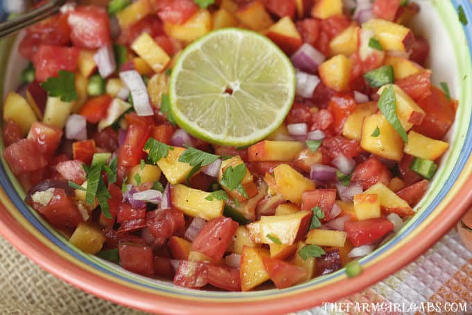 Spice up your summer with this tasty Peach Pico de Gallo recipe. Grab those fresh farmers market peaches and whip up a bowl to snack on. #Peach #PicodeGallo #Salsa #PeachRecipe #Appetizer #Dips #DipRecipe #Farmersmarket