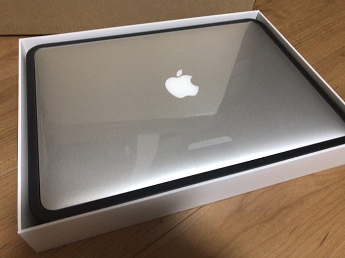 macbookair-open180902_014.jpg 白いパッケージからMacbookair登場!