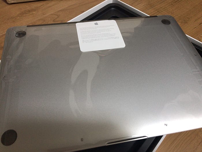 macbookair-open180902_020.jpg Macbookair の後ろ側の画像